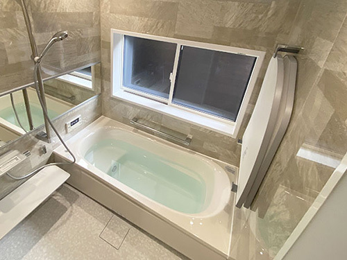 お風呂のふたはここまで軽い。TOTO「ラクかるふろふた」が注目される理由